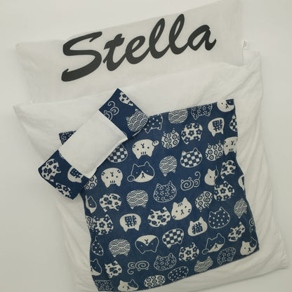 Katzenschlafsack mit Personalisierung in blau mit Ponys Katzenkuschelhöhle
